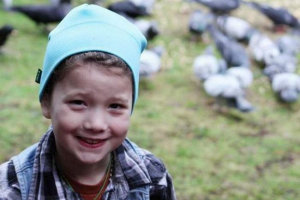 Маленька дівчина приніс дружбу з коронками, а ті, хто сплачує їй взаємність Маленька дівчина приніс дружбу з коронками, а ті, хто сплачує їй взаємність